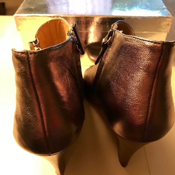 Kelsi Dagger bronze leather metal accent wedges - Picture 4 of 6